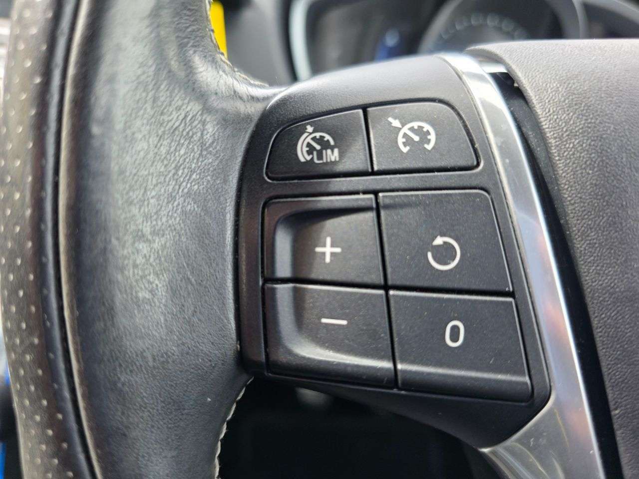 2015 VOLVO V40 2015 VOLVO V40
