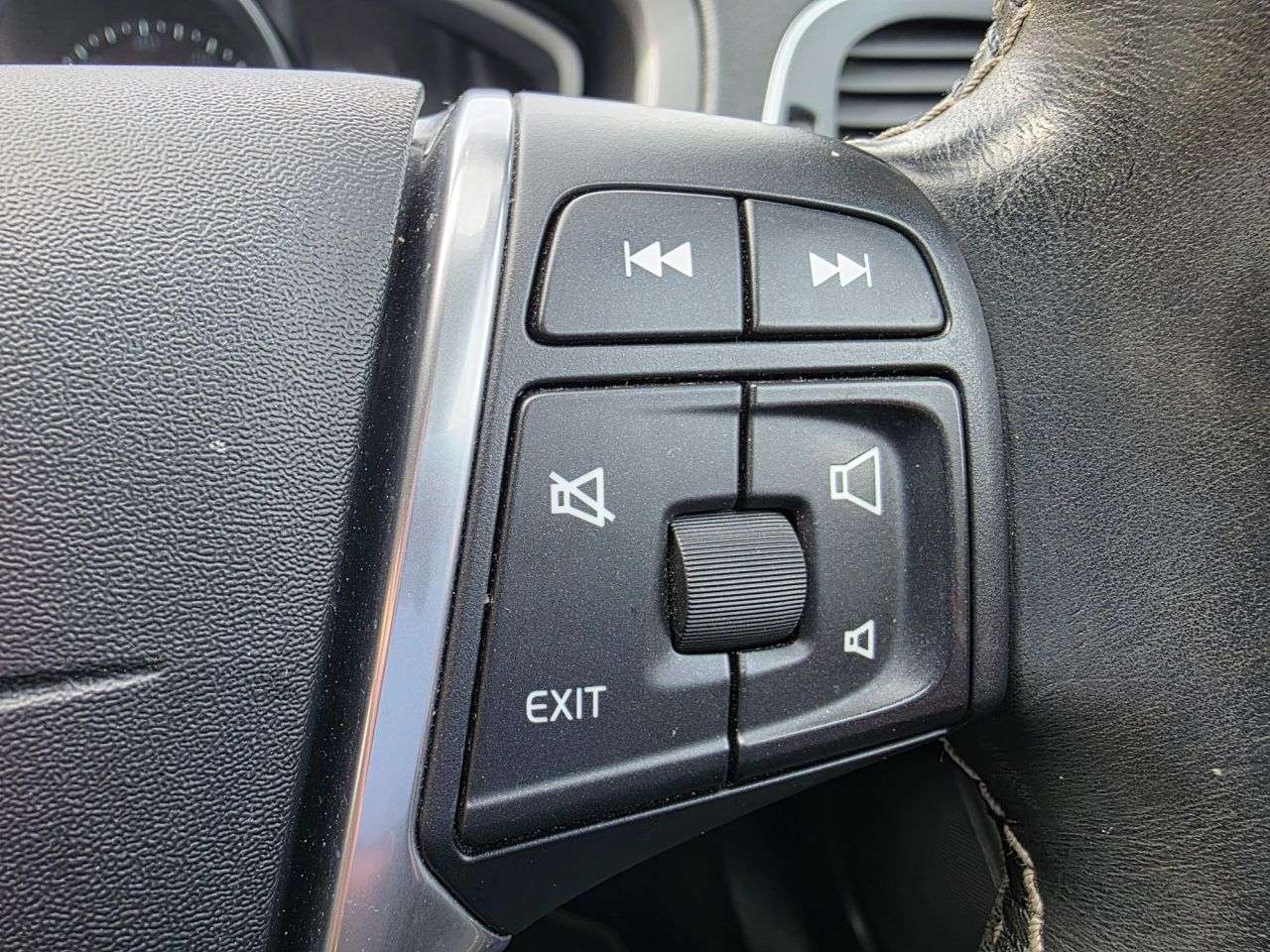 2015 VOLVO V40 2015 VOLVO V40