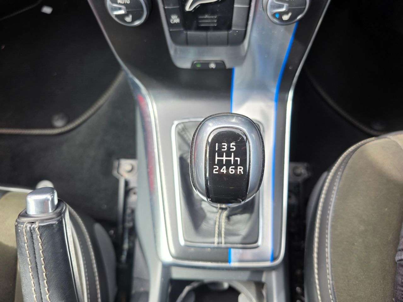 2015 VOLVO V40 2015 VOLVO V40