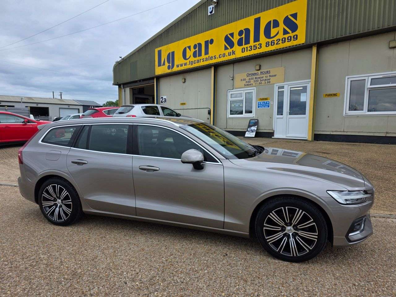 A 2019 VOLVO V60 2.0 D4 Inscription Estate 5dr Diesel Manual Euro 6 (s/s) (190 ps) A 2019 VOLVO V60 2.0 D4 Inscription Estate 5dr Diesel Manual Euro 6 (s/s) (190 ps)