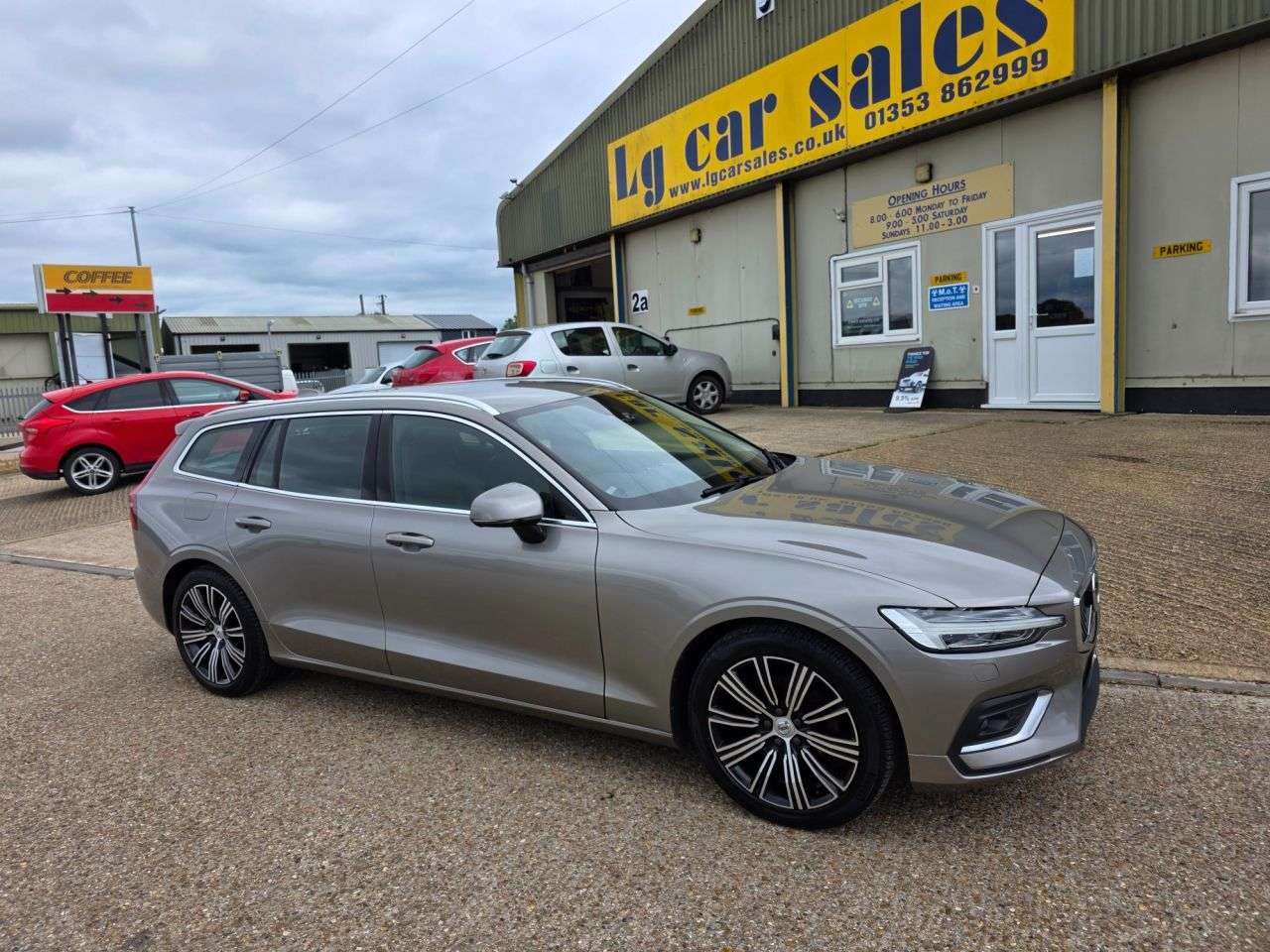 A 2019 VOLVO V60 2.0 D4 Inscription Estate 5dr Diesel Manual Euro 6 (s/s) (190 ps) A 2019 VOLVO V60 2.0 D4 Inscription Estate 5dr Diesel Manual Euro 6 (s/s) (190 ps)