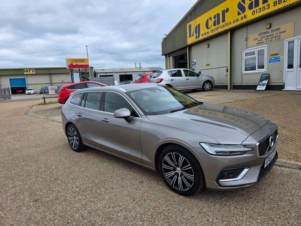 A 2019 VOLVO V60 2.0 D4 Inscription Estate 5dr Diesel Manual Euro 6 (s/s) (190 ps) A 2019 VOLVO V60 2.0 D4 Inscription Estate 5dr Diesel Manual Euro 6 (s/s) (190 ps)
