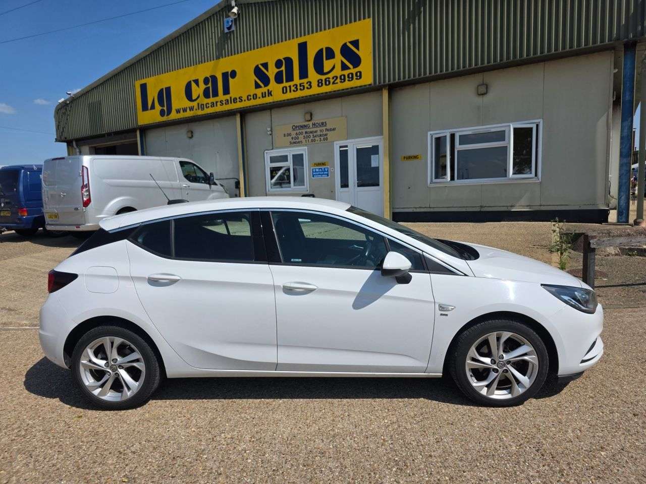 A 2017 VAUXHALL ASTRA 1.4i Turbo SRi Hatchback 5dr Petrol Manual Euro 6 (150 ps) A 2017 VAUXHALL ASTRA 1.4i Turbo SRi Hatchback 5dr Petrol Manual Euro 6 (150 ps)