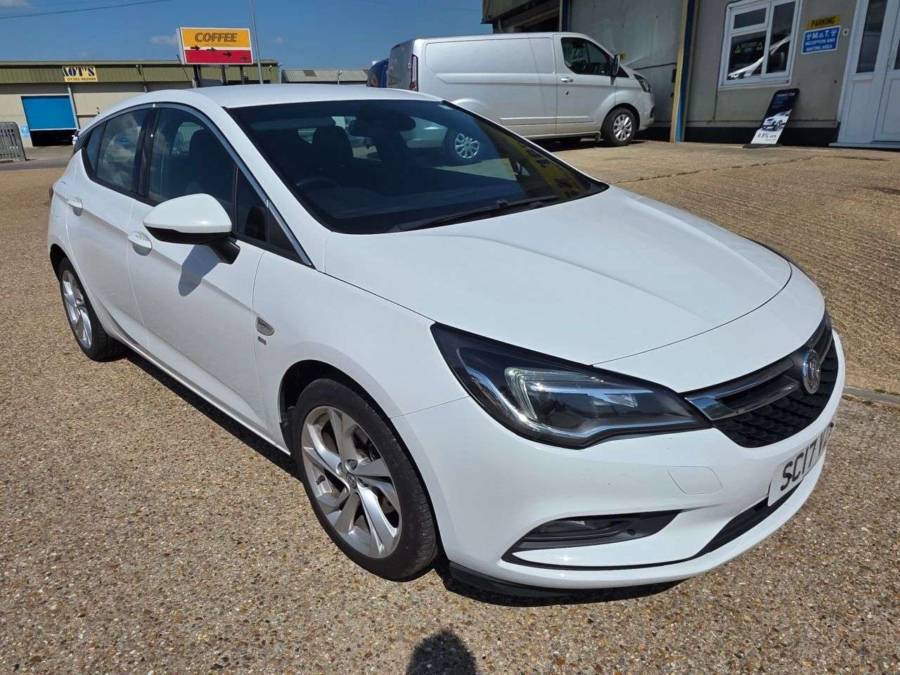 A 2017 VAUXHALL ASTRA 1.4i Turbo SRi Hatchback 5dr Petrol Manual Euro 6 (150 ps) A 2017 VAUXHALL ASTRA 1.4i Turbo SRi Hatchback 5dr Petrol Manual Euro 6 (150 ps)