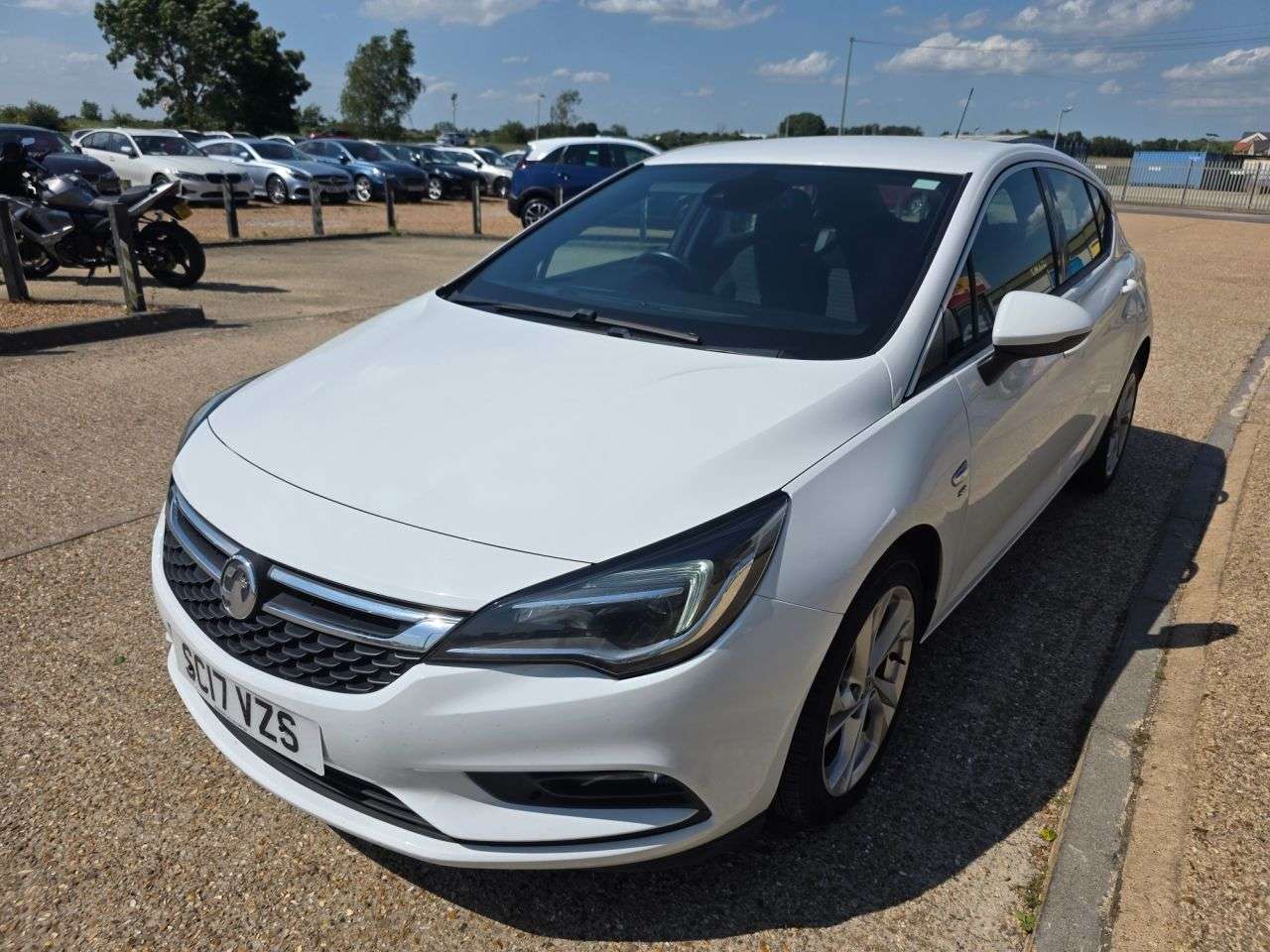 A 2017 VAUXHALL ASTRA 1.4i Turbo SRi Hatchback 5dr Petrol Manual Euro 6 (150 ps) A 2017 VAUXHALL ASTRA 1.4i Turbo SRi Hatchback 5dr Petrol Manual Euro 6 (150 ps)