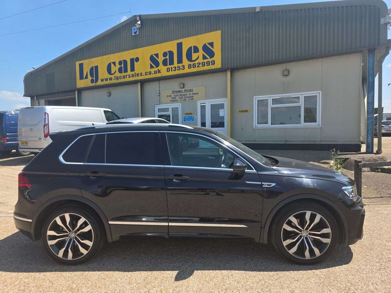 A 2020 VOLKSWAGEN TIGUAN 2.0 TDI R-Line Tech SUV 5dr Diesel DSG 4Motion Euro 6 (s/s) (150 ps) A 2020 VOLKSWAGEN TIGUAN 2.0 TDI R-Line Tech SUV 5dr Diesel DSG 4Motion Euro 6 (s/s) (150 ps)