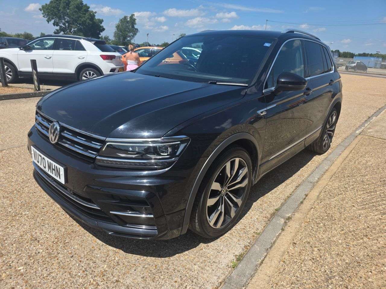 A 2020 VOLKSWAGEN TIGUAN 2.0 TDI R-Line Tech SUV 5dr Diesel DSG 4Motion Euro 6 (s/s) (150 ps) A 2020 VOLKSWAGEN TIGUAN 2.0 TDI R-Line Tech SUV 5dr Diesel DSG 4Motion Euro 6 (s/s) (150 ps)