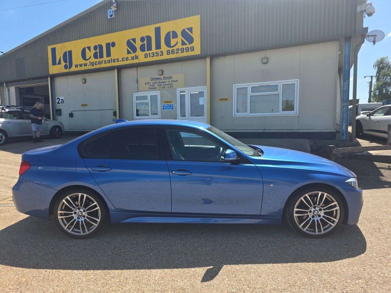 A 2015 BMW 3 SERIES 2.0 320d M Sport Saloon 4dr Diesel Auto Euro 5 (s/s) (184 ps) A 2015 BMW 3 SERIES 2.0 320d M Sport Saloon 4dr Diesel Auto Euro 5 (s/s) (184 ps)