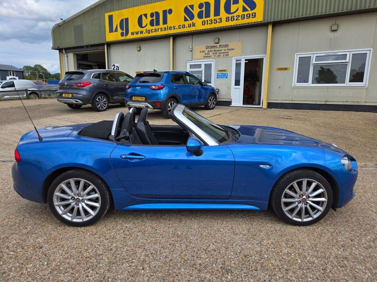 A 2017 FIAT 124 SPIDER 1.4 MultiAir Lusso Plus Convertible 2dr Petrol Euro 6 (140 ps) A 2017 FIAT 124 SPIDER 1.4 MultiAir Lusso Plus Convertible 2dr Petrol Euro 6 (140 ps)