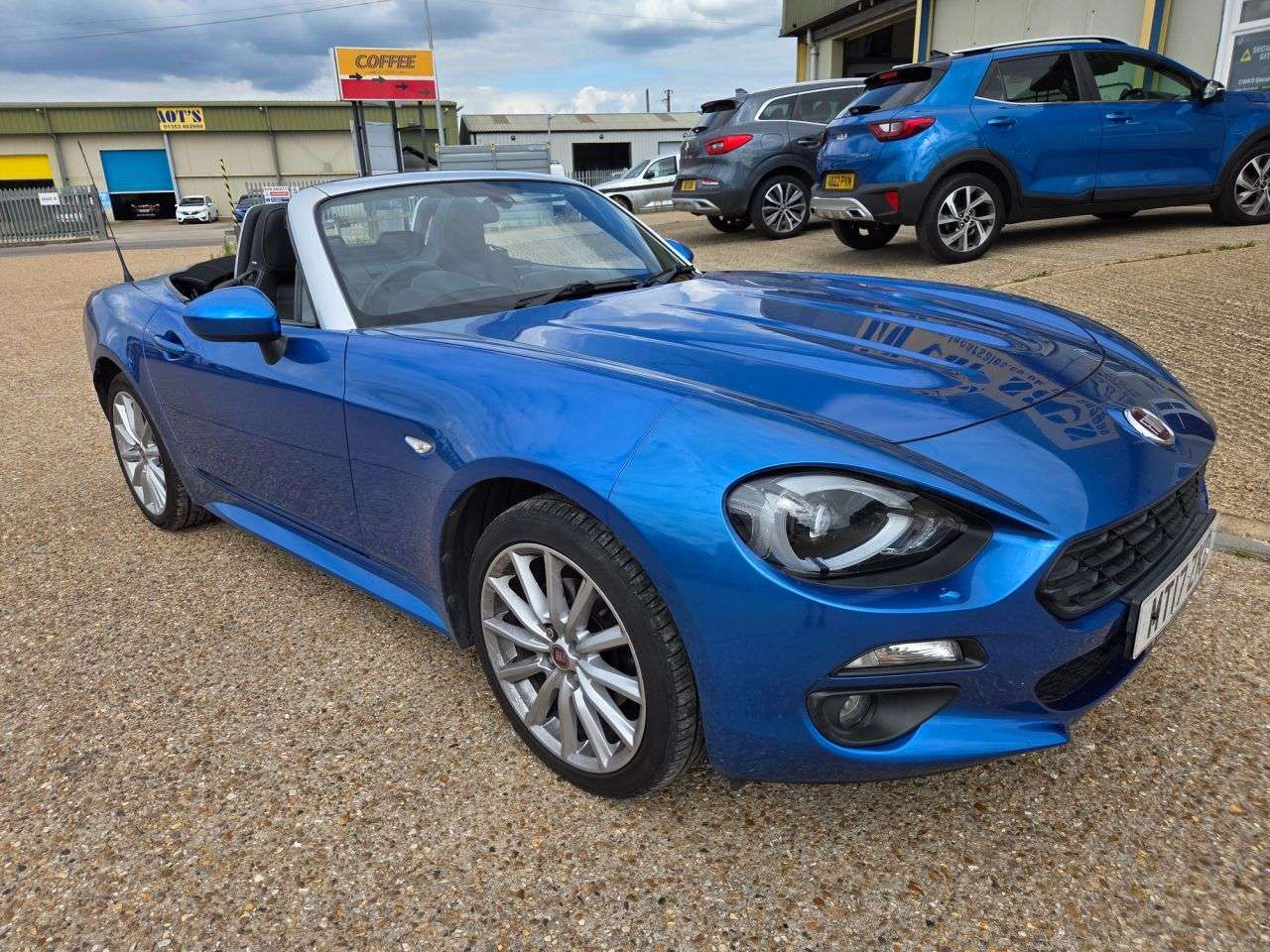 A 2017 FIAT 124 SPIDER 1.4 MultiAir Lusso Plus Convertible 2dr Petrol Euro 6 (140 ps) A 2017 FIAT 124 SPIDER 1.4 MultiAir Lusso Plus Convertible 2dr Petrol Euro 6 (140 ps)
