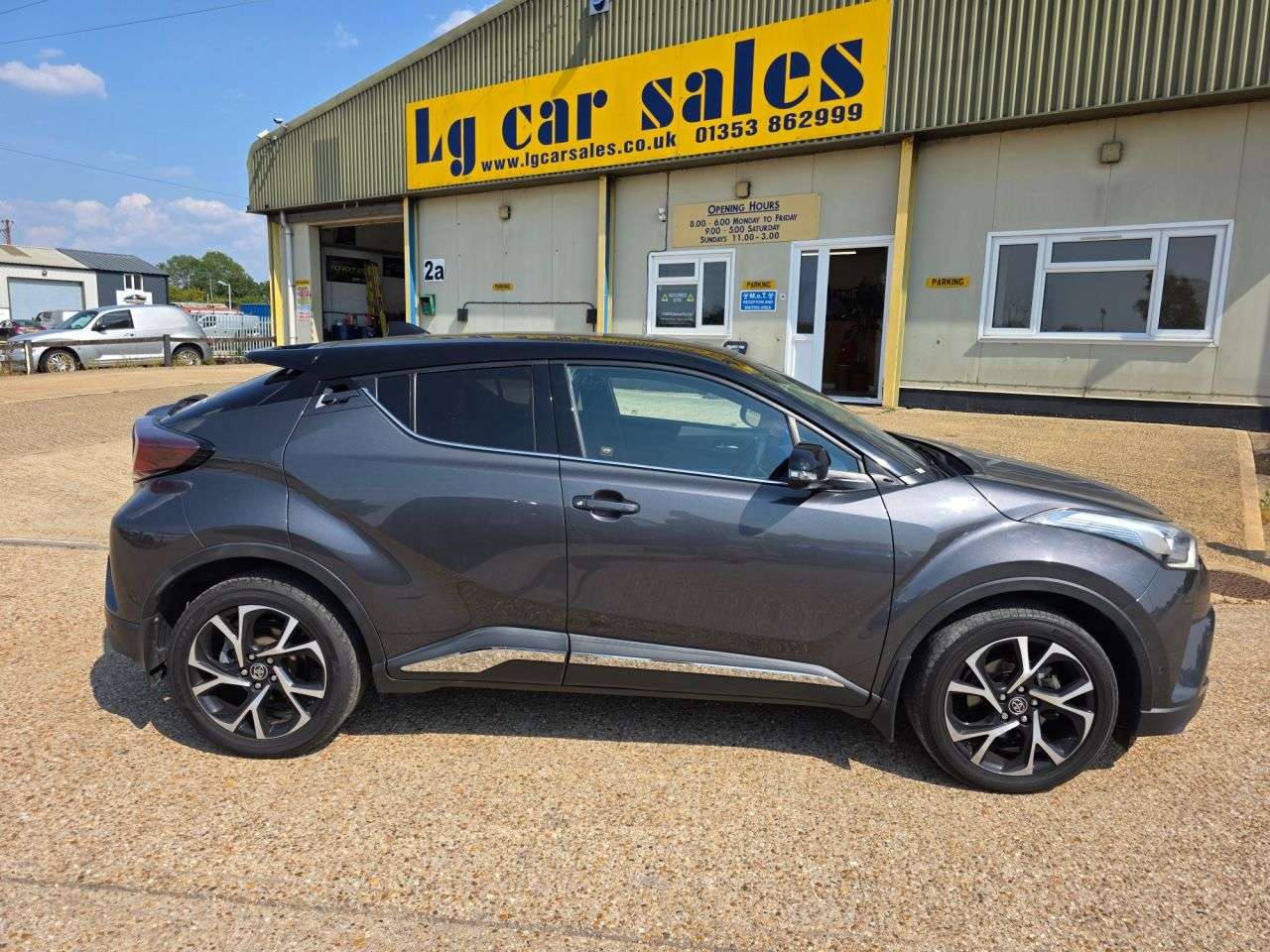 A 2017 TOYOTA C-HR 1.2 VVT-i Dynamic SUV 5dr Petrol Manual Euro 6 (s/s) (115 ps) A 2017 TOYOTA C-HR 1.2 VVT-i Dynamic SUV 5dr Petrol Manual Euro 6 (s/s) (115 ps)