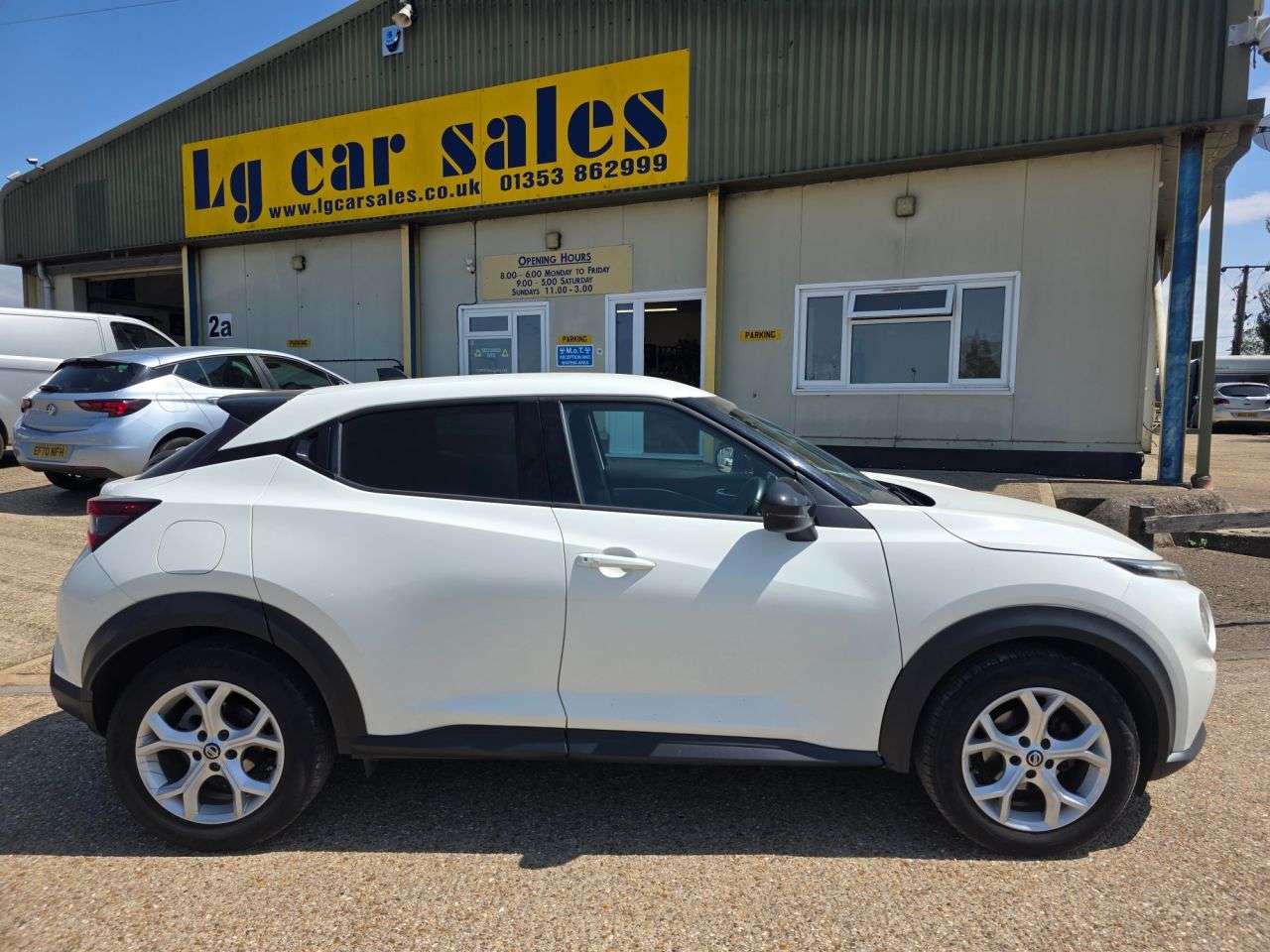 A 2020 NISSAN JUKE 1.0 DIG-T N-Connecta SUV 5dr Petrol Manual Euro 6 (s/s) (117 ps) A 2020 NISSAN JUKE 1.0 DIG-T N-Connecta SUV 5dr Petrol Manual Euro 6 (s/s) (117 ps)
