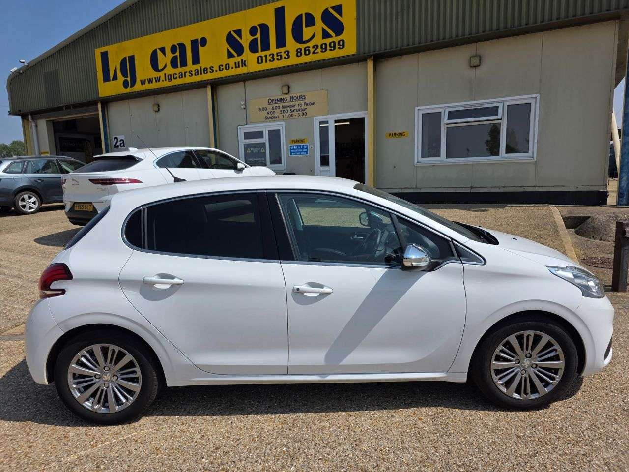 A 2016 PEUGEOT 208 1.2 PureTech Allure Hatchback 5dr Petrol Manual Euro 6 (82 ps) A 2016 PEUGEOT 208 1.2 PureTech Allure Hatchback 5dr Petrol Manual Euro 6 (82 ps)