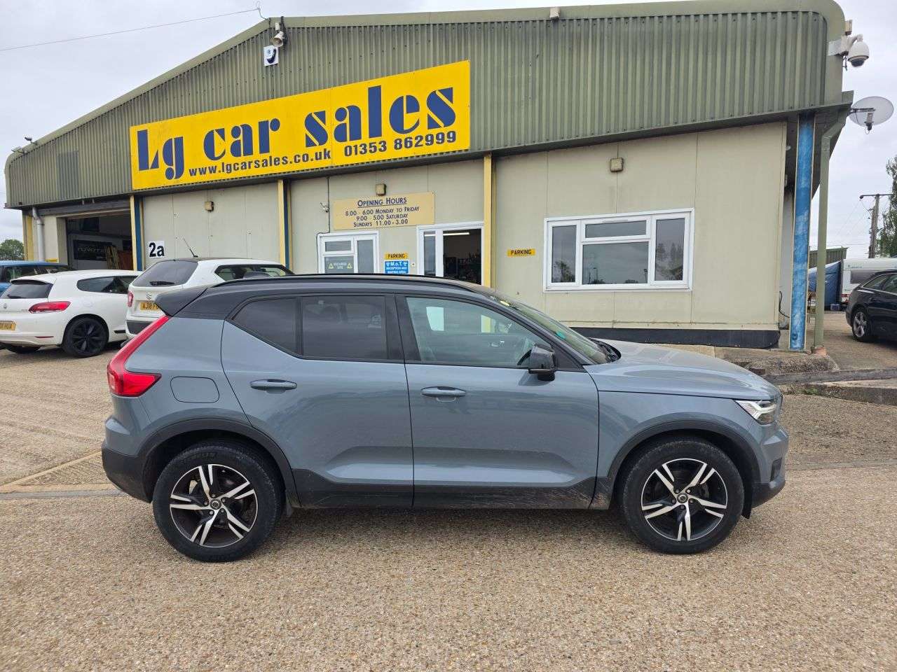 A 2019 VOLVO XC40 1.5 T3 R-Design SUV 5dr Petrol Manual Euro 6 (s/s) (163 ps) A 2019 VOLVO XC40 1.5 T3 R-Design SUV 5dr Petrol Manual Euro 6 (s/s) (163 ps)