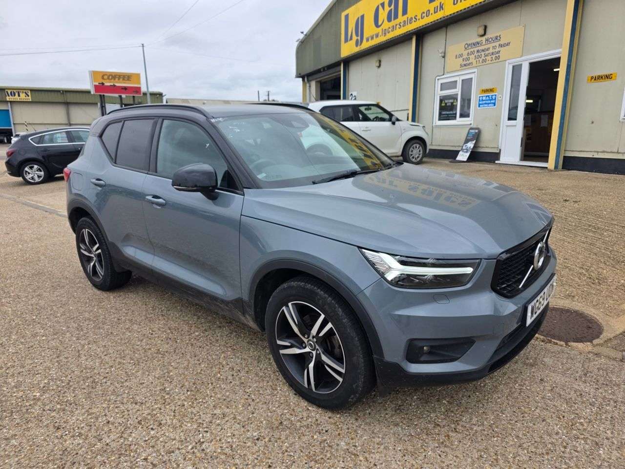 A 2019 VOLVO XC40 1.5 T3 R-Design SUV 5dr Petrol Manual Euro 6 (s/s) (163 ps) A 2019 VOLVO XC40 1.5 T3 R-Design SUV 5dr Petrol Manual Euro 6 (s/s) (163 ps)