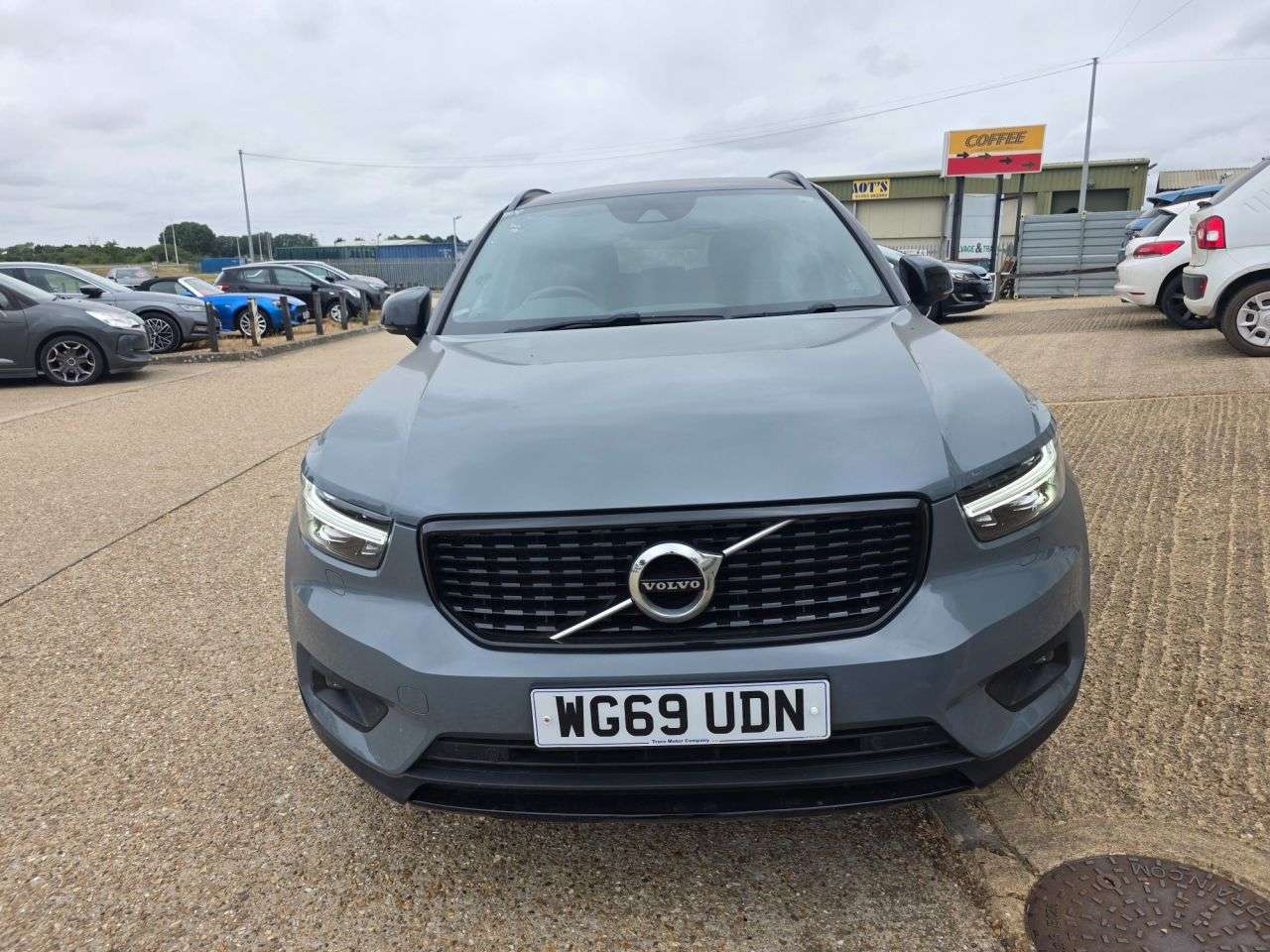 A 2019 VOLVO XC40 1.5 T3 R-Design SUV 5dr Petrol Manual Euro 6 (s/s) (163 ps) A 2019 VOLVO XC40 1.5 T3 R-Design SUV 5dr Petrol Manual Euro 6 (s/s) (163 ps)