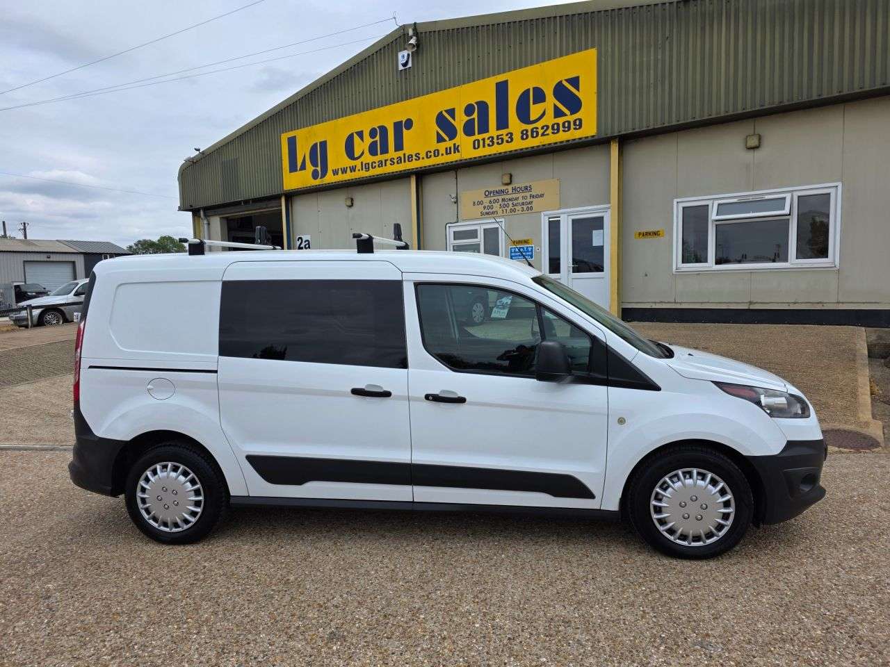 A 2017 FORD TRANSIT CONNECT 1.5 TDCi 230 Combi Van 6dr Diesel Manual L2 H1 (128 g/km, 99 bhp) A 2017 FORD TRANSIT CONNECT 1.5 TDCi 230 Combi Van 6dr Diesel Manual L2 H1 (128 g/km, 99 bhp)