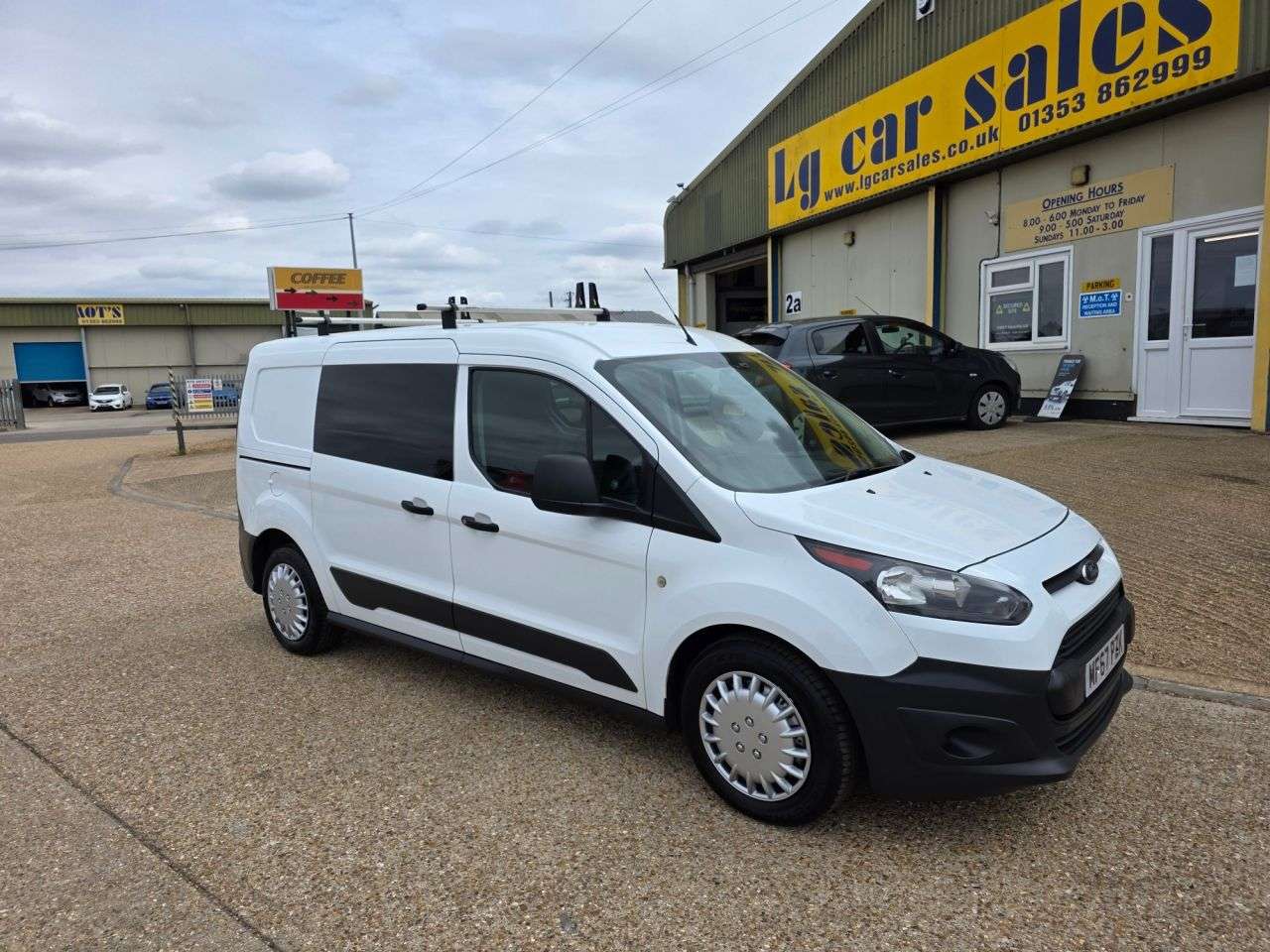 A 2017 FORD TRANSIT CONNECT 1.5 TDCi 230 Combi Van 6dr Diesel Manual L2 H1 (128 g/km, 99 bhp) A 2017 FORD TRANSIT CONNECT 1.5 TDCi 230 Combi Van 6dr Diesel Manual L2 H1 (128 g/km, 99 bhp)