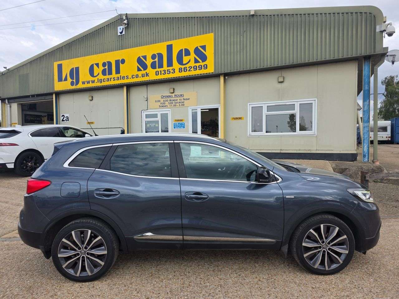 A 2017 RENAULT KADJAR 1.2 TCe Signature S Nav SUV 5dr Petrol Manual Euro 6 (s/s) (130 ps) A 2017 RENAULT KADJAR 1.2 TCe Signature S Nav SUV 5dr Petrol Manual Euro 6 (s/s) (130 ps)