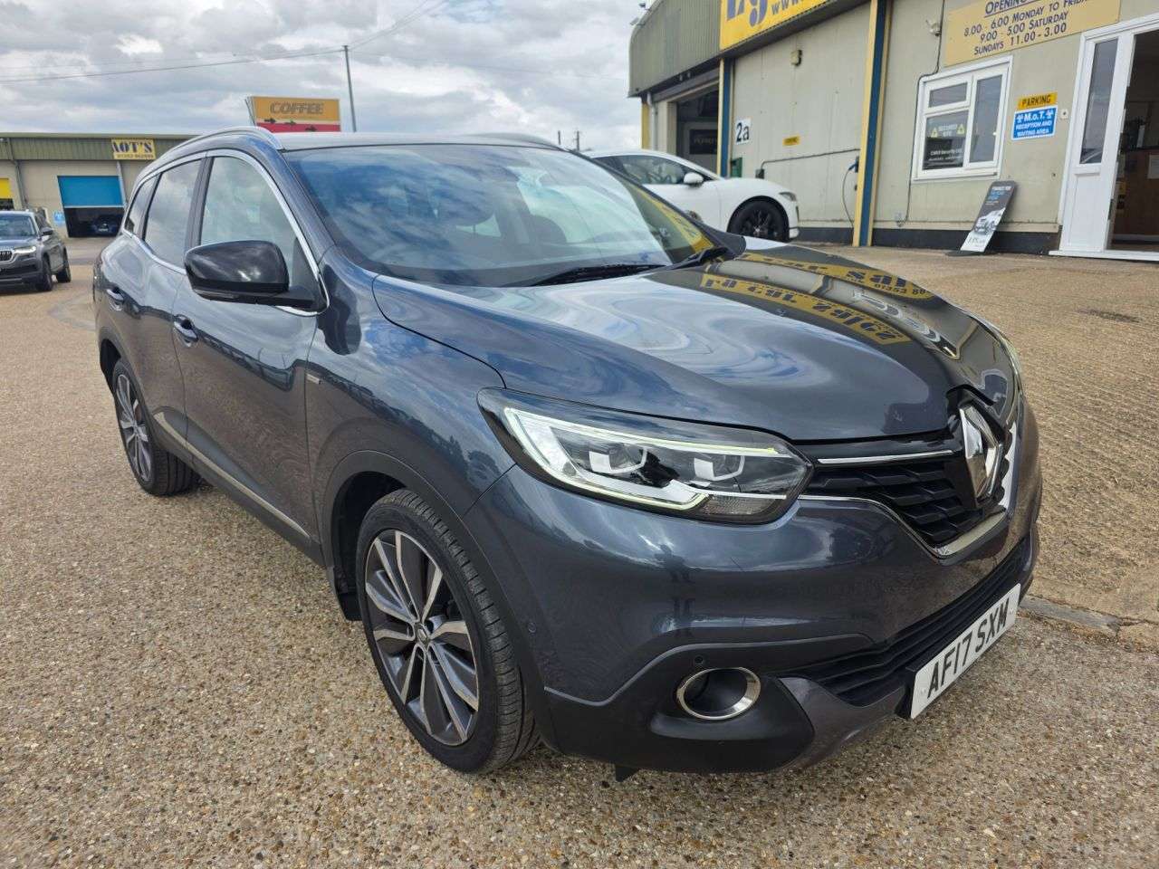 A 2017 RENAULT KADJAR 1.2 TCe Signature S Nav SUV 5dr Petrol Manual Euro 6 (s/s) (130 ps) A 2017 RENAULT KADJAR 1.2 TCe Signature S Nav SUV 5dr Petrol Manual Euro 6 (s/s) (130 ps)