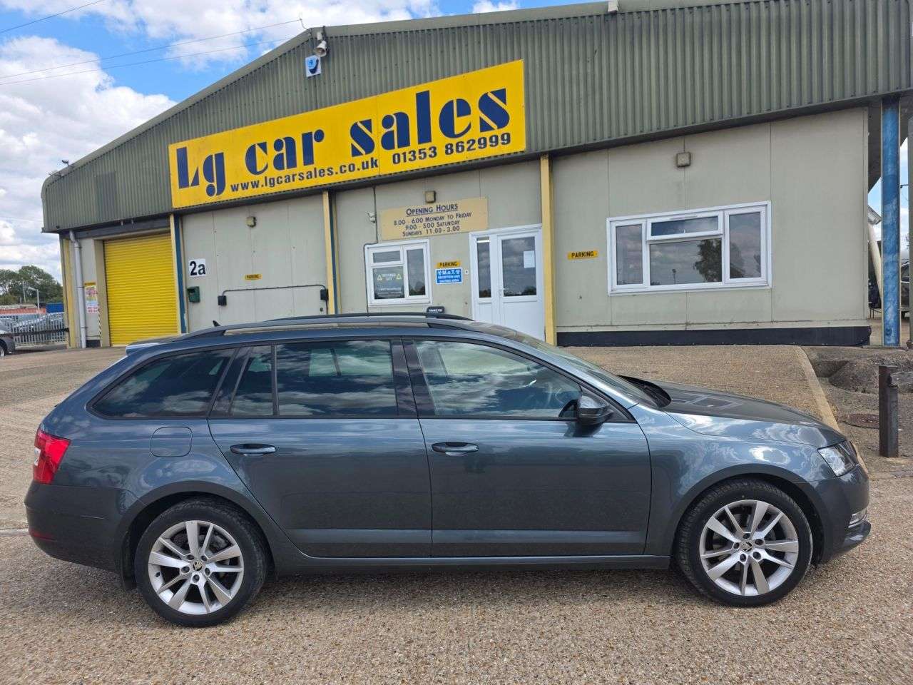 A 2017 SKODA OCTAVIA 2.0 TDI SE L Estate 5dr Diesel DSG Euro 6 (s/s) (150 ps) A 2017 SKODA OCTAVIA 2.0 TDI SE L Estate 5dr Diesel DSG Euro 6 (s/s) (150 ps)