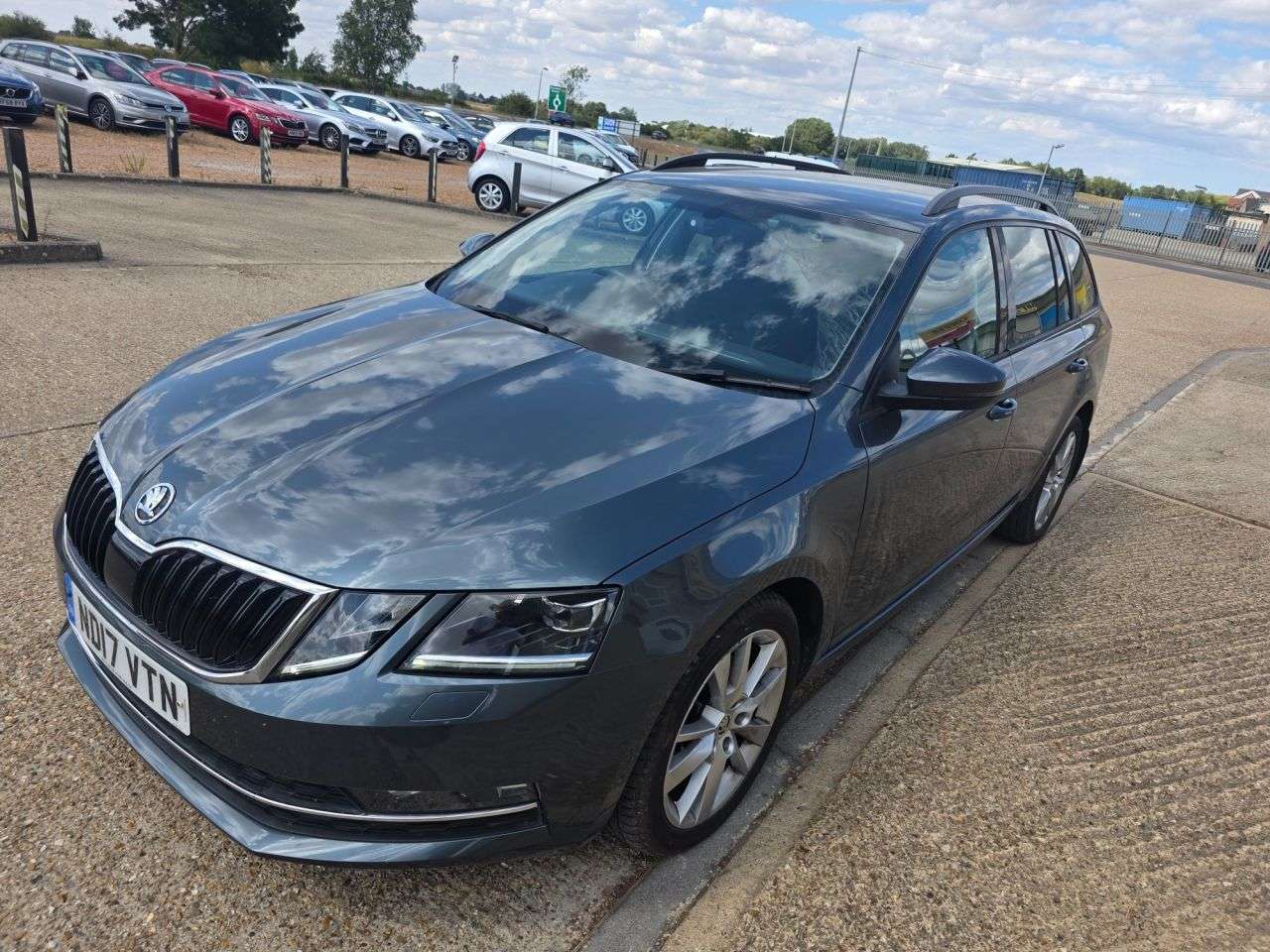 A 2017 SKODA OCTAVIA 2.0 TDI SE L Estate 5dr Diesel DSG Euro 6 (s/s) (150 ps) A 2017 SKODA OCTAVIA 2.0 TDI SE L Estate 5dr Diesel DSG Euro 6 (s/s) (150 ps)