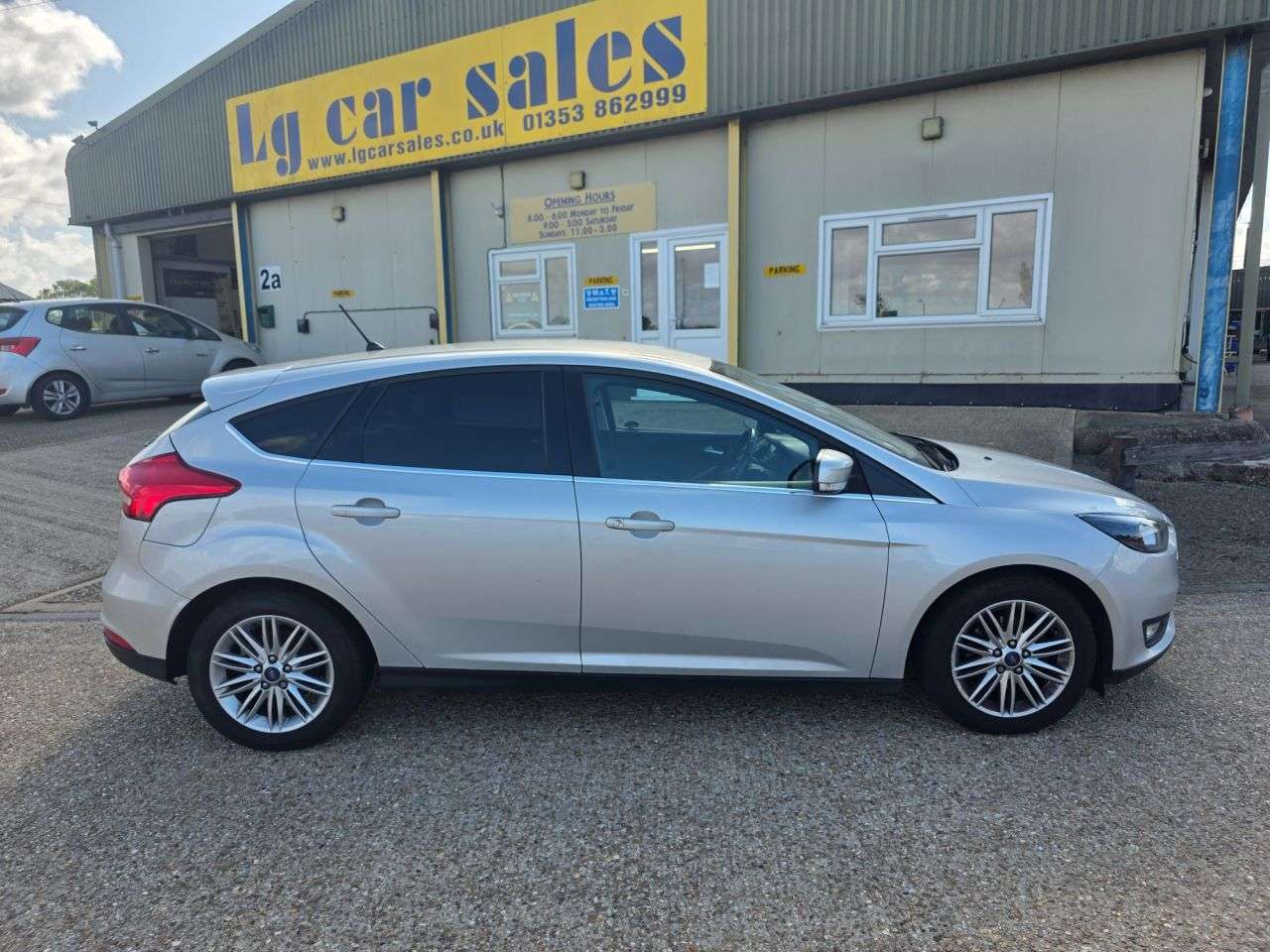 A 2017 FORD FOCUS 1.0T EcoBoost Zetec Edition Hatchback 5dr Petrol Manual Euro 6 (s/s) (125 p A 2017 FORD FOCUS 1.0T EcoBoost Zetec Edition Hatchback 5dr Petrol Manual Euro 6 (s/s) (125 p