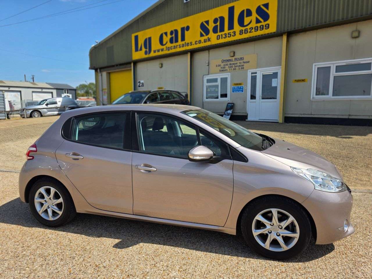 A 2013 PEUGEOT 208 1.4 HDi Active Hatchback 5dr Diesel Manual Euro 5 (70 ps) A 2013 PEUGEOT 208 1.4 HDi Active Hatchback 5dr Diesel Manual Euro 5 (70 ps)