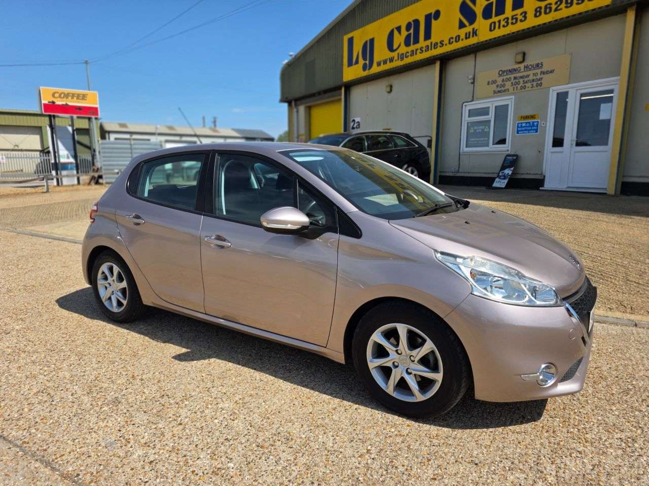 A 2013 PEUGEOT 208 1.4 HDi Active Hatchback 5dr Diesel Manual Euro 5 (70 ps) A 2013 PEUGEOT 208 1.4 HDi Active Hatchback 5dr Diesel Manual Euro 5 (70 ps)