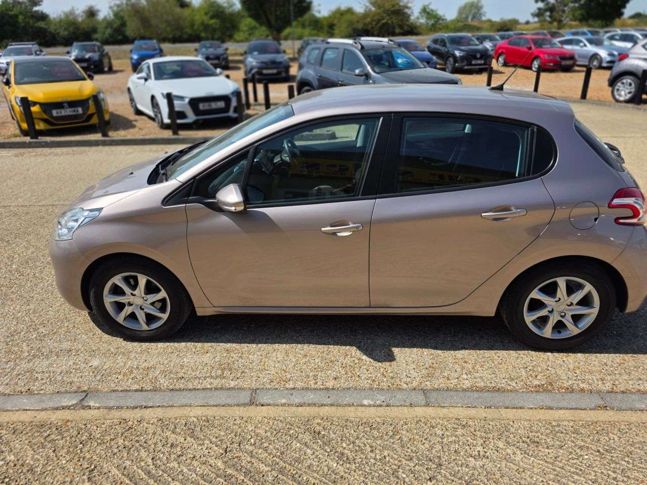 2013 PEUGEOT 208 2013 PEUGEOT 208