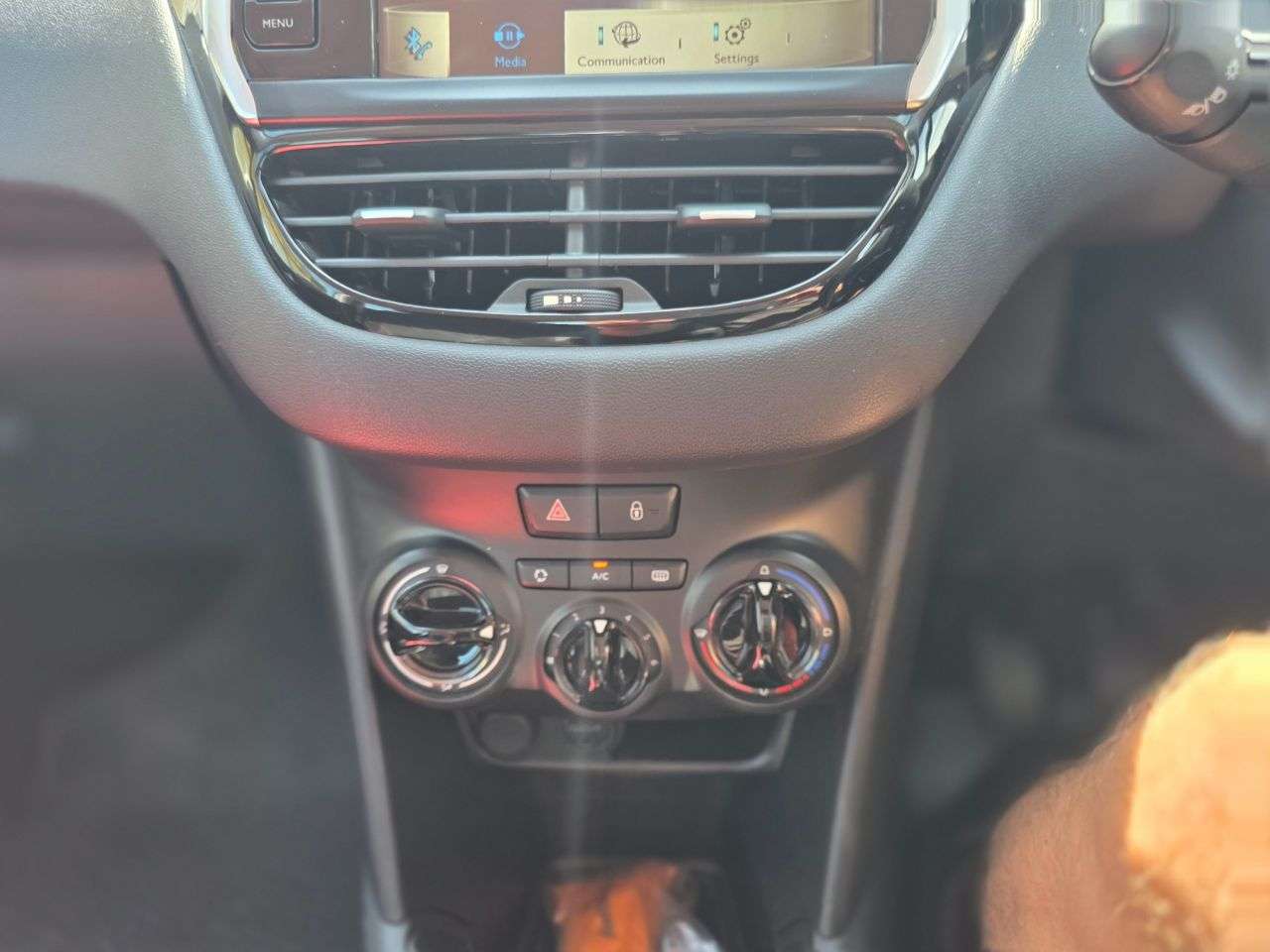 2013 PEUGEOT 208 2013 PEUGEOT 208