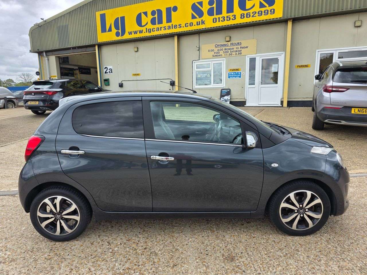 A 2017 CITROEN C1 1.2 PureTech Flair Hatchback 5dr Petrol Manual Euro 6 (82 ps) A 2017 CITROEN C1 1.2 PureTech Flair Hatchback 5dr Petrol Manual Euro 6 (82 ps)