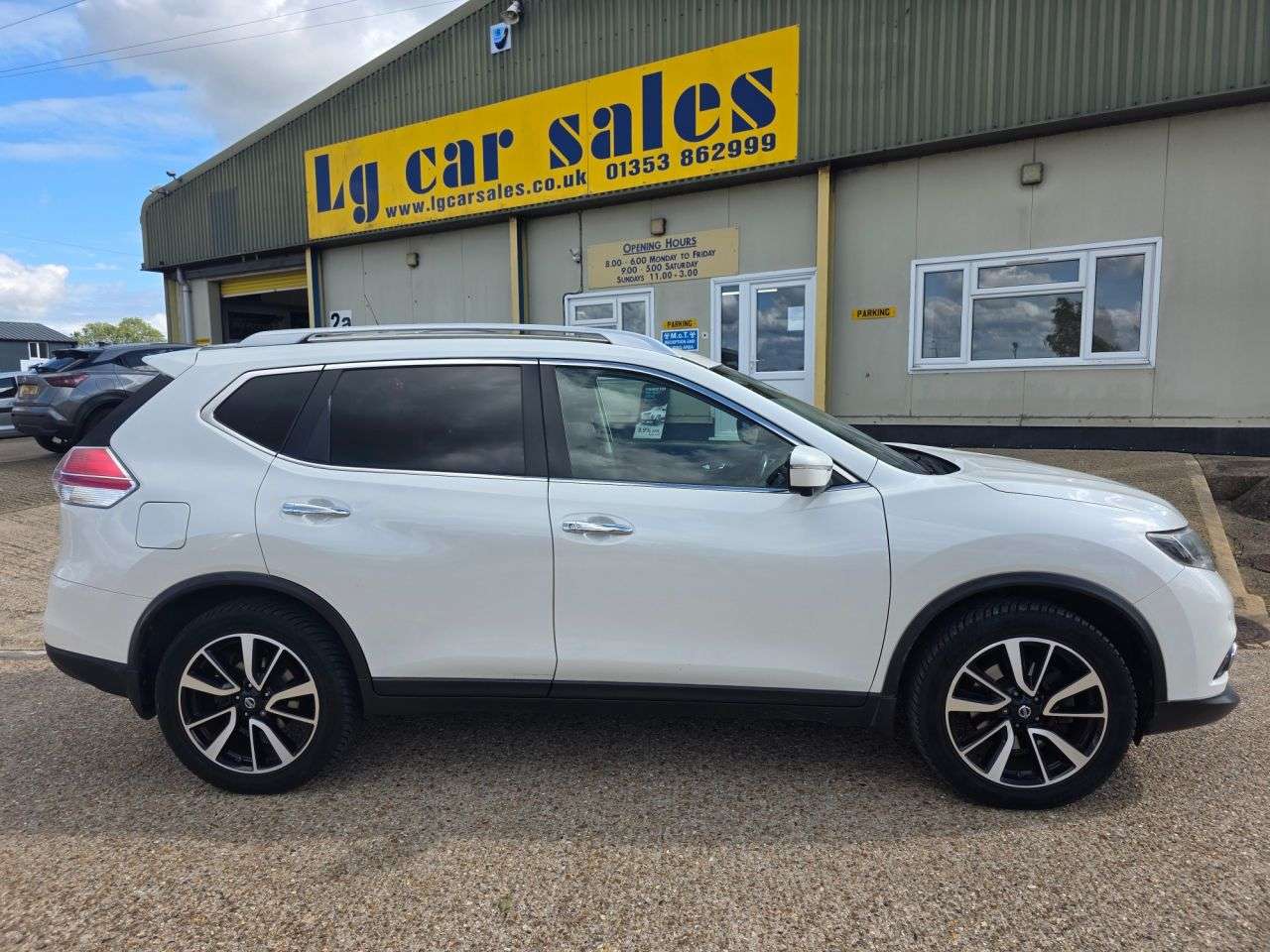 A 2015 NISSAN X-TRAIL 1.6 DIG-T n-tec SUV 5dr Petrol Manual Euro 6 (s/s) (163 ps) A 2015 NISSAN X-TRAIL 1.6 DIG-T n-tec SUV 5dr Petrol Manual Euro 6 (s/s) (163 ps)