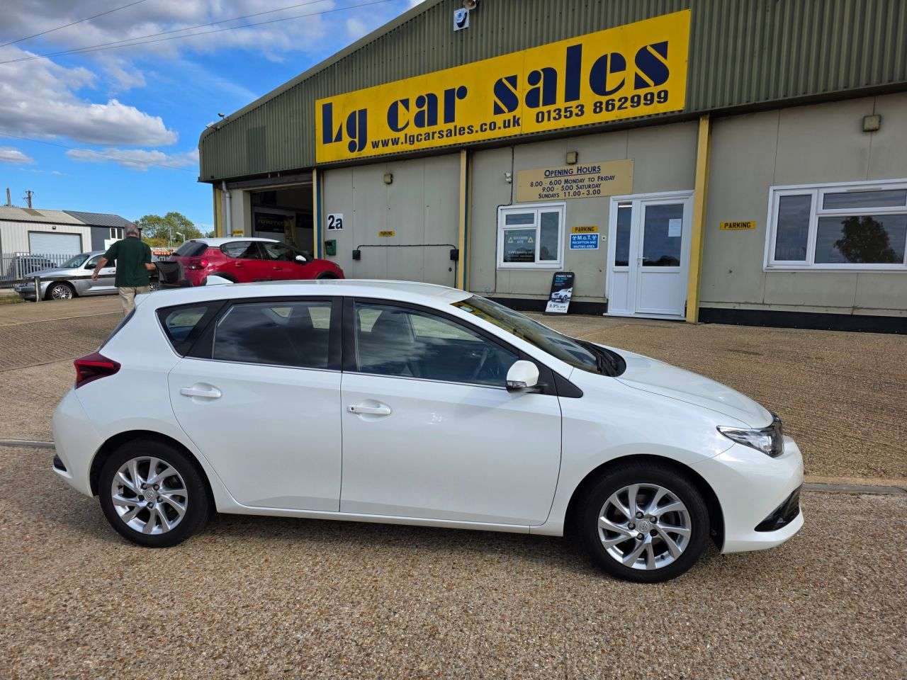 A 2015 TOYOTA AURIS 1.2 VVT-i Business Edition Hatchback 5dr Petrol Manual Euro 6 (s/s) (116 ps A 2015 TOYOTA AURIS 1.2 VVT-i Business Edition Hatchback 5dr Petrol Manual Euro 6 (s/s) (116 ps