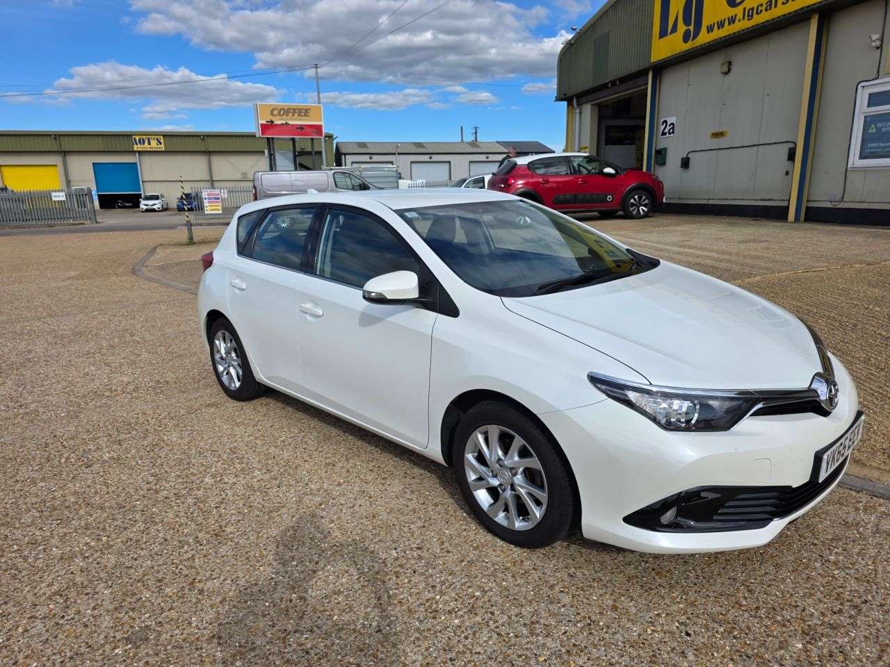A 2015 TOYOTA AURIS 1.2 VVT-i Business Edition Hatchback 5dr Petrol Manual Euro 6 (s/s) (116 ps A 2015 TOYOTA AURIS 1.2 VVT-i Business Edition Hatchback 5dr Petrol Manual Euro 6 (s/s) (116 ps