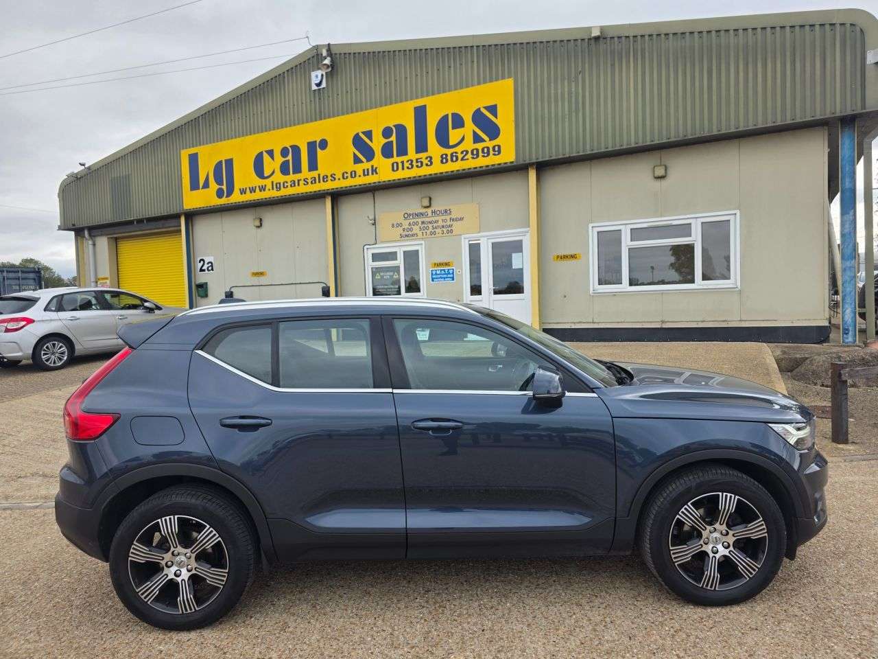 A 2021 VOLVO XC40 1.5 T3 Inscription SUV 5dr Petrol Manual Euro 6 (s/s) (163 ps) A 2021 VOLVO XC40 1.5 T3 Inscription SUV 5dr Petrol Manual Euro 6 (s/s) (163 ps)