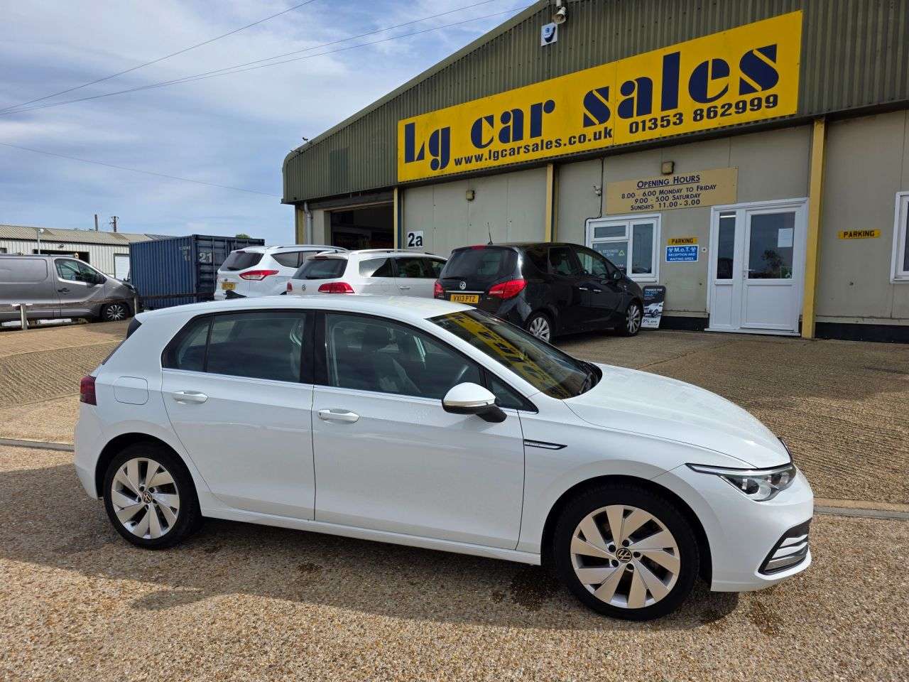 A 2020 VOLKSWAGEN GOLF 1.5 TSI Style Hatchback 5dr Petrol Manual Euro 6 (s/s) (150 ps) A 2020 VOLKSWAGEN GOLF 1.5 TSI Style Hatchback 5dr Petrol Manual Euro 6 (s/s) (150 ps)