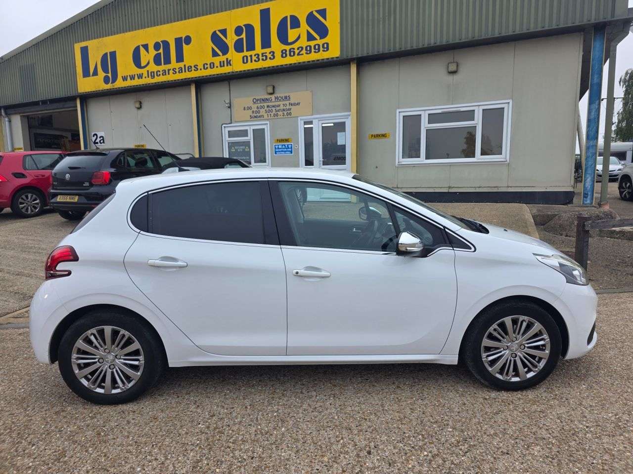 A 2017 PEUGEOT 208 1.2 PureTech Allure Hatchback 5dr Petrol Manual Euro 6 (s/s) (110 ps) A 2017 PEUGEOT 208 1.2 PureTech Allure Hatchback 5dr Petrol Manual Euro 6 (s/s) (110 ps)