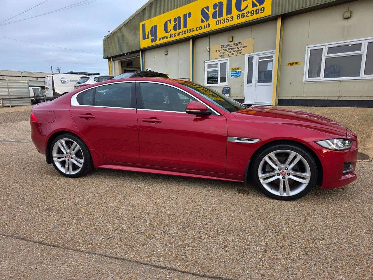 A 2017 JAGUAR XE R-SPORT INGENIUM A 2017 JAGUAR XE R-SPORT INGENIUM