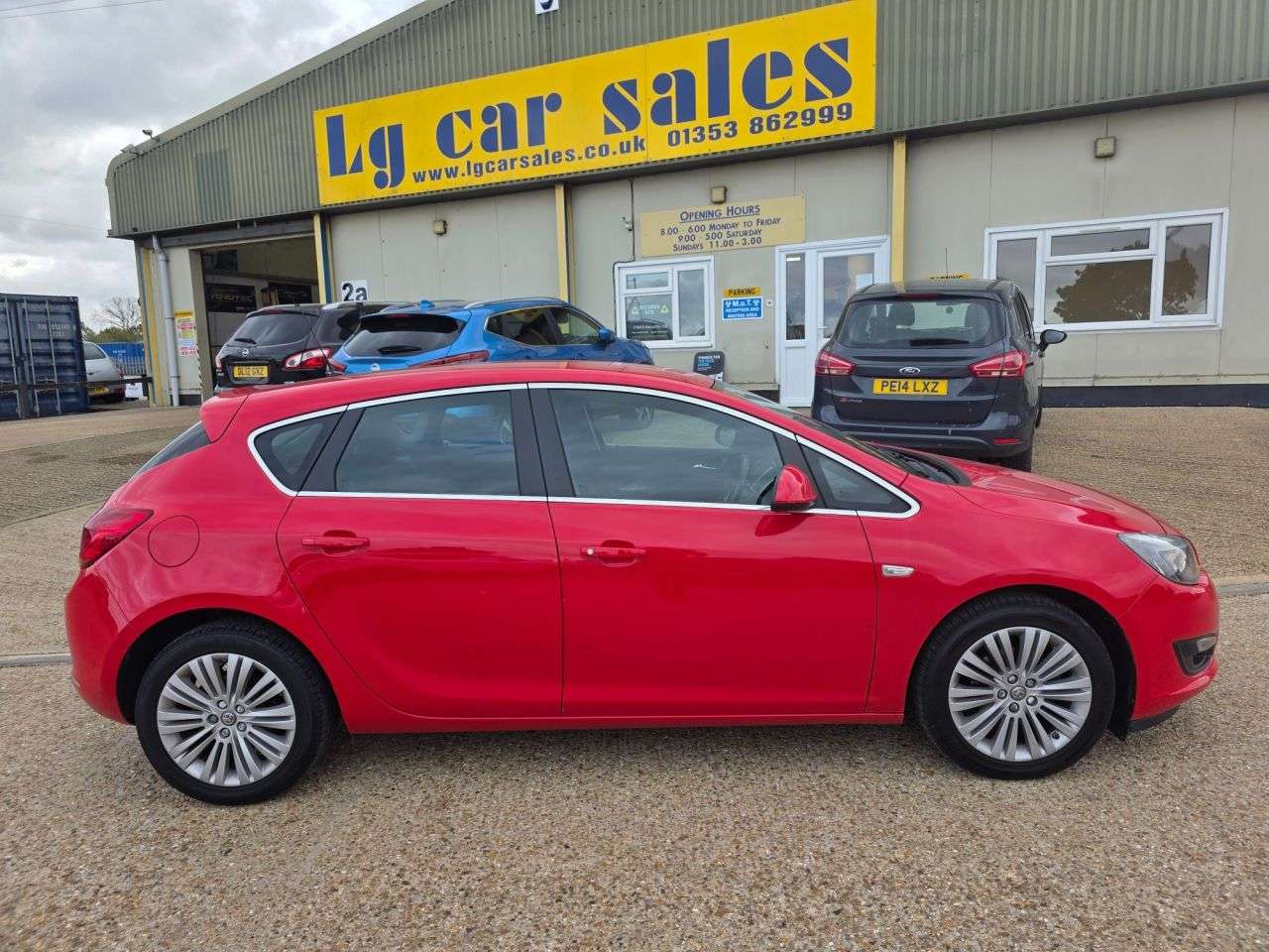 A 2015 VAUXHALL ASTRA 1.6i Excite Hatchback 5dr Petrol Manual Euro 6 (115 ps) A 2015 VAUXHALL ASTRA 1.6i Excite Hatchback 5dr Petrol Manual Euro 6 (115 ps)