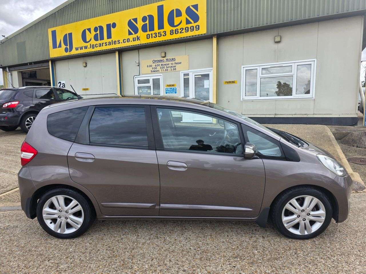 A 2014 HONDA JAZZ I-VTEC ES PLUS A 2014 HONDA JAZZ I-VTEC ES PLUS