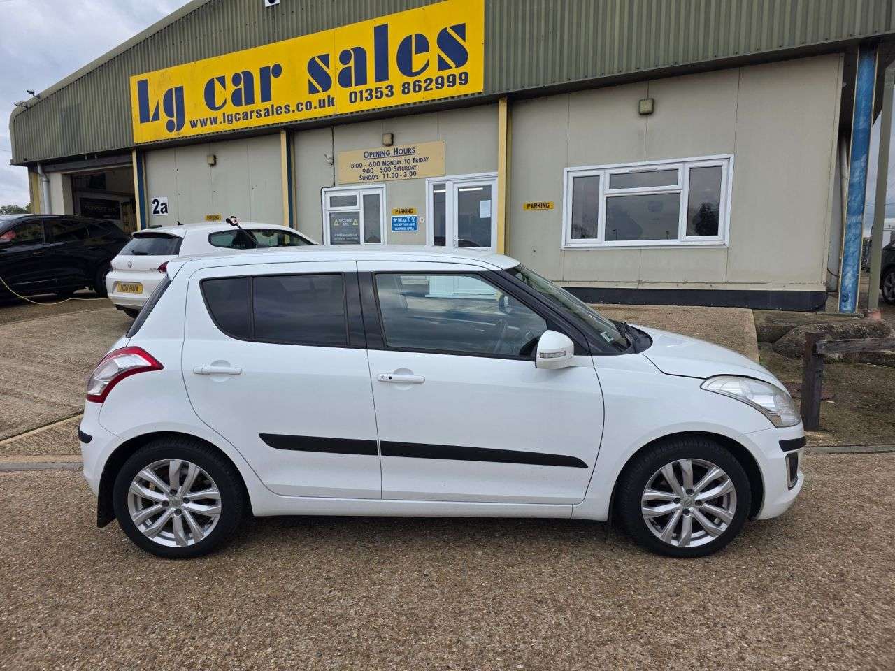A 2014 SUZUKI SWIFT 1.2 SZ4 Hatchback 5dr Petrol Auto Euro 5 (94 ps) A 2014 SUZUKI SWIFT 1.2 SZ4 Hatchback 5dr Petrol Auto Euro 5 (94 ps)