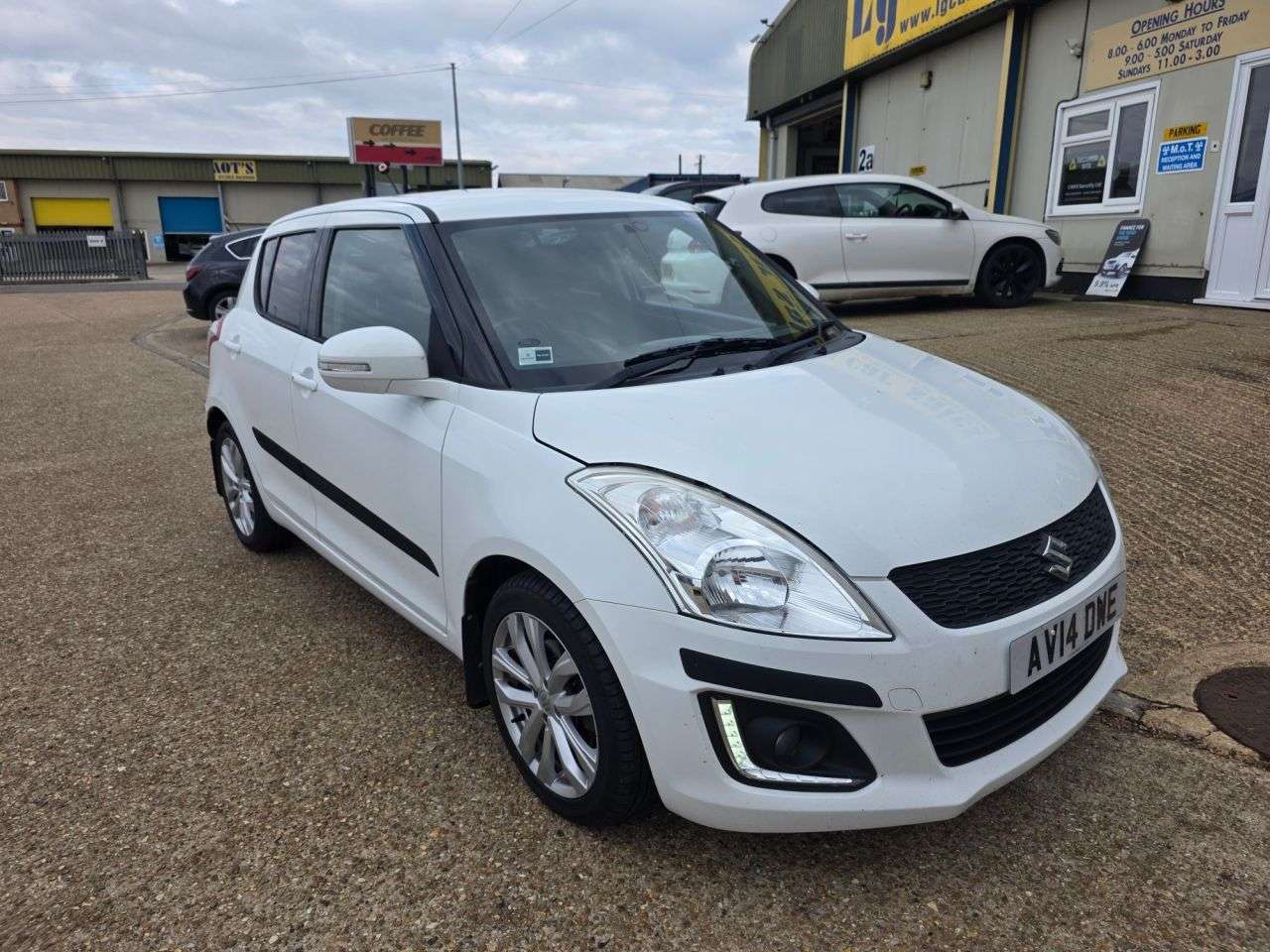 A 2014 SUZUKI SWIFT 1.2 SZ4 Hatchback 5dr Petrol Auto Euro 5 (94 ps) A 2014 SUZUKI SWIFT 1.2 SZ4 Hatchback 5dr Petrol Auto Euro 5 (94 ps)