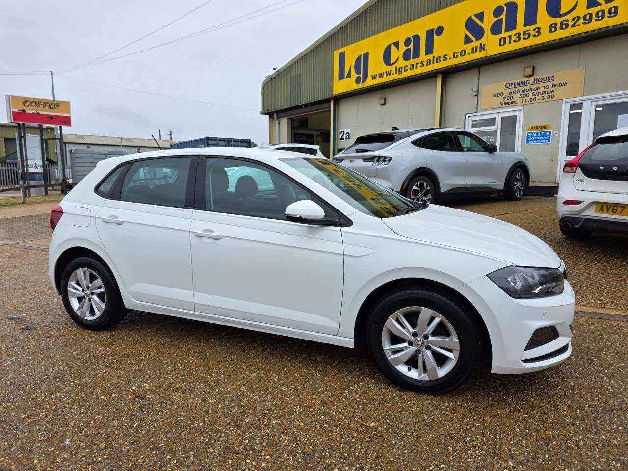 A 2018 VOLKSWAGEN POLO 1.0 TSI SE Hatchback 5dr Petrol Manual Euro 6 (s/s) (95 ps) A 2018 VOLKSWAGEN POLO 1.0 TSI SE Hatchback 5dr Petrol Manual Euro 6 (s/s) (95 ps)