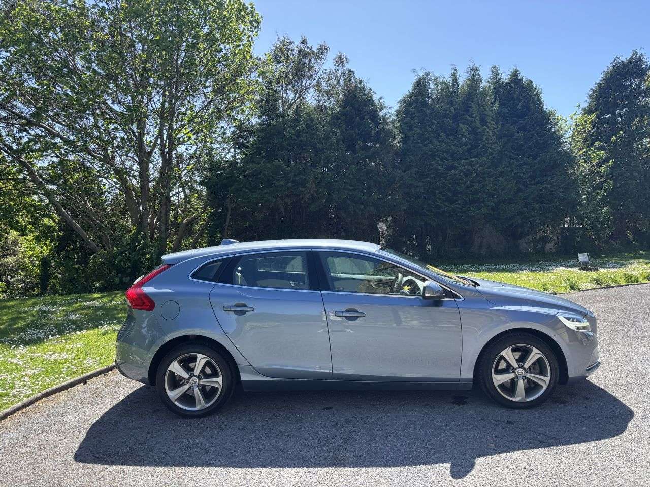 A 2017 VOLVO V40 2.0 D2 Inscription Hatchback 5dr Diesel Auto Euro 6 (s/s) (120 ps) A 2017 VOLVO V40 2.0 D2 Inscription Hatchback 5dr Diesel Auto Euro 6 (s/s) (120 ps)