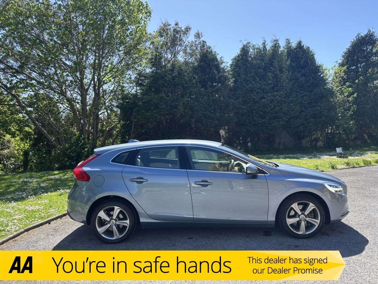 A 2017 VOLVO V40 2.0 D2 Inscription Hatchback 5dr Diesel Auto Euro 6 (s/s) (120 ps) A 2017 VOLVO V40 2.0 D2 Inscription Hatchback 5dr Diesel Auto Euro 6 (s/s) (120 ps)