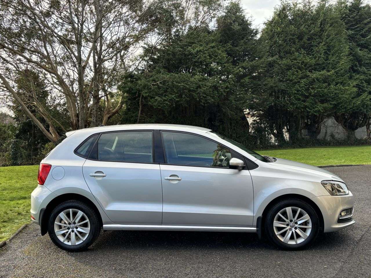 A 2016 VOLKSWAGEN POLO 1.0 BlueMotion Tech SE Hatchback 5dr Petrol Manual Euro 6 (s/s) (60 ps) 10 A 2016 VOLKSWAGEN POLO 1.0 BlueMotion Tech SE Hatchback 5dr Petrol Manual Euro 6 (s/s) (60 ps) 10