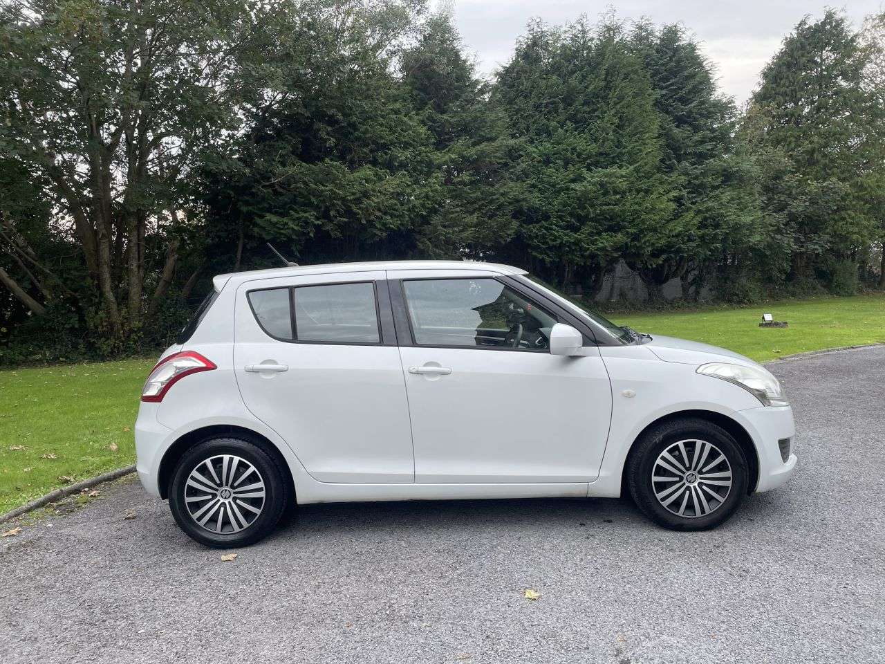 A 2011 SUZUKI SWIFT 1.2 SZ2 Hatchback 5dr Petrol Manual Euro 5 (94 ps) 13 SERVICES...£35 TAX... A 2011 SUZUKI SWIFT 1.2 SZ2 Hatchback 5dr Petrol Manual Euro 5 (94 ps) 13 SERVICES...£35 TAX...