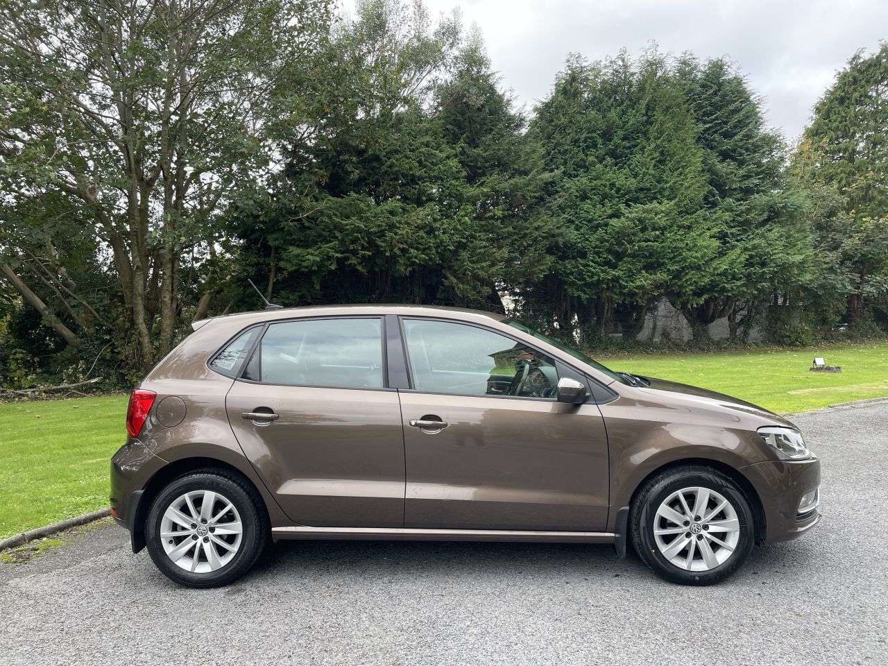 A 2014 VOLKSWAGEN POLO 1.2 TSI BlueMotion Tech SE Hatchback 5dr Petrol DSG Euro 6 (s/s) (90 ps) PA A 2014 VOLKSWAGEN POLO 1.2 TSI BlueMotion Tech SE Hatchback 5dr Petrol DSG Euro 6 (s/s) (90 ps) PA