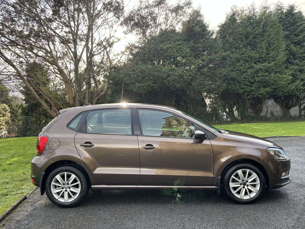 A 2014 VOLKSWAGEN POLO 1.2 TSI BlueMotion Tech SE Hatchback 5dr Petrol DSG Euro 6 (s/s) (90 ps) PA A 2014 VOLKSWAGEN POLO 1.2 TSI BlueMotion Tech SE Hatchback 5dr Petrol DSG Euro 6 (s/s) (90 ps) PA